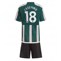 Camiseta Manchester United Casemiro #18 Visitante Equipación para niños 2023-24 manga corta (+ pantalones cortos)